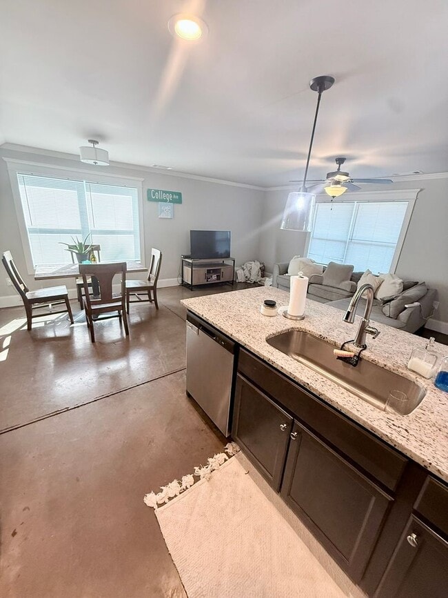Building Photo - 4 BR/ 4 BA Home Located on MLK