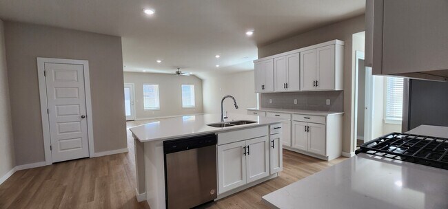 Building Photo - 906 Sonoma