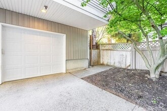 Building Photo - 2129 Waverly Pl