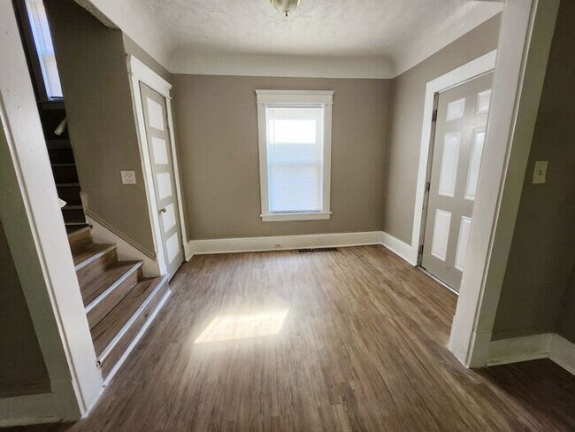 Foto del edificio - 5 Bed 2 Bath Spacious two-story home