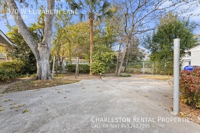 Foto del edificio - 570 Elizabeth Ln W