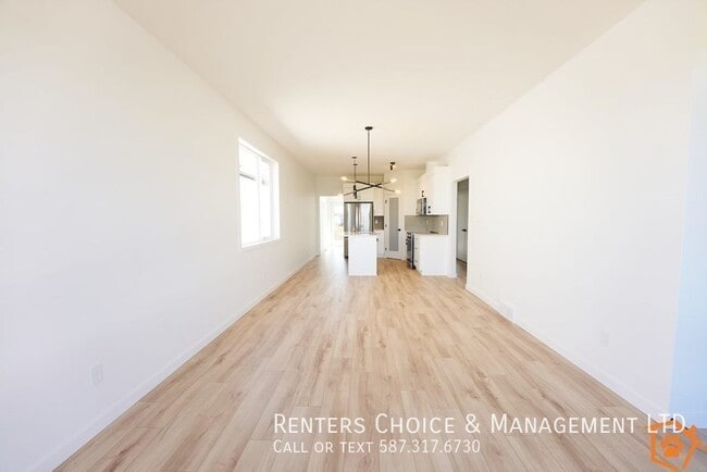 Building Photo - Pet Friendly Main Floor Suite with Fenced Yard