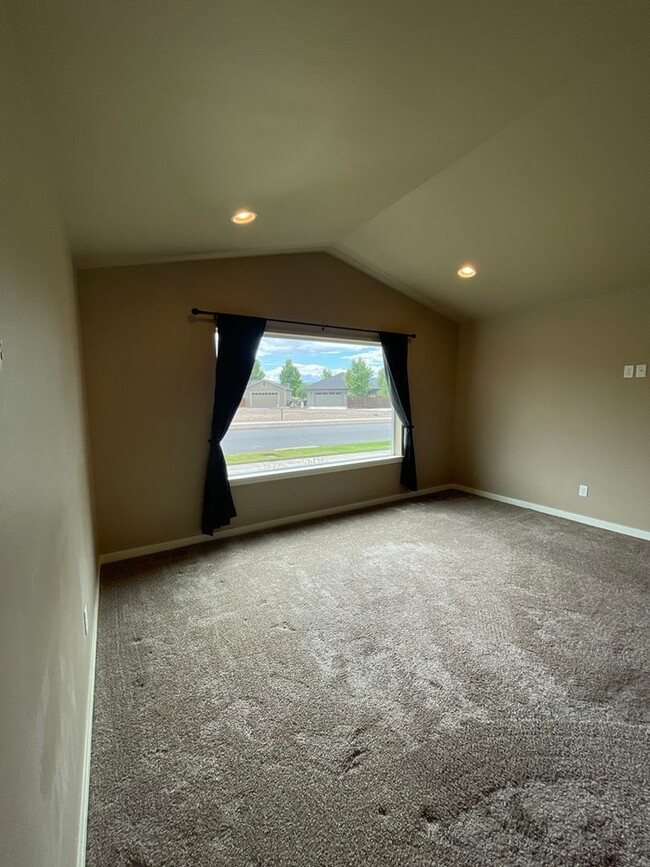 Foto del edificio - 3 Bedroom /2.5 bath in Prineville's Iron H...