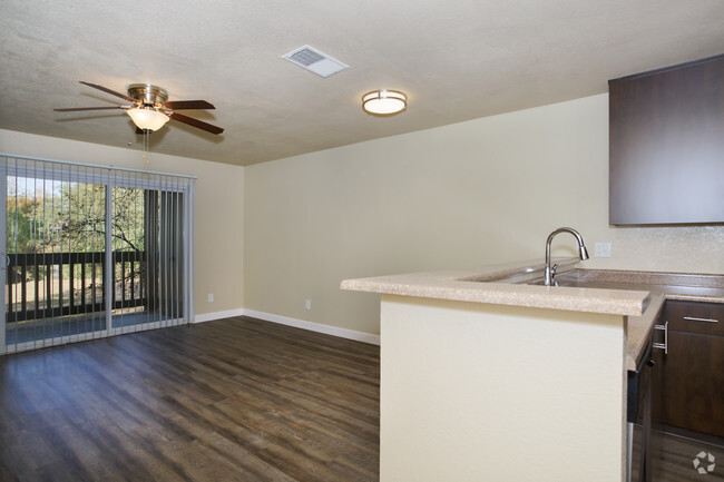 1BR, 1BA - 720 SF - Sunrise Creek Apartments