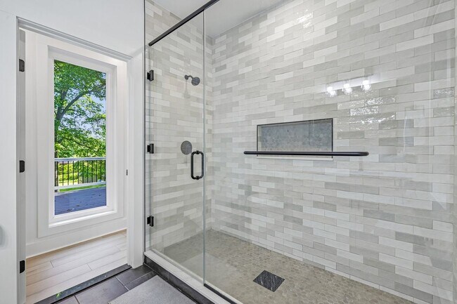 Foto del edificio - 4315 Pinetree Rd