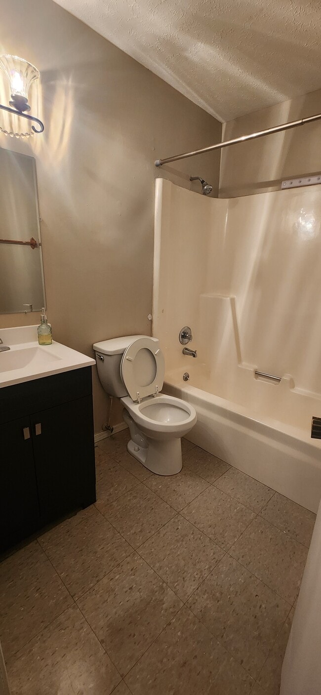 Building Photo - 930 Pepper Tree Ln