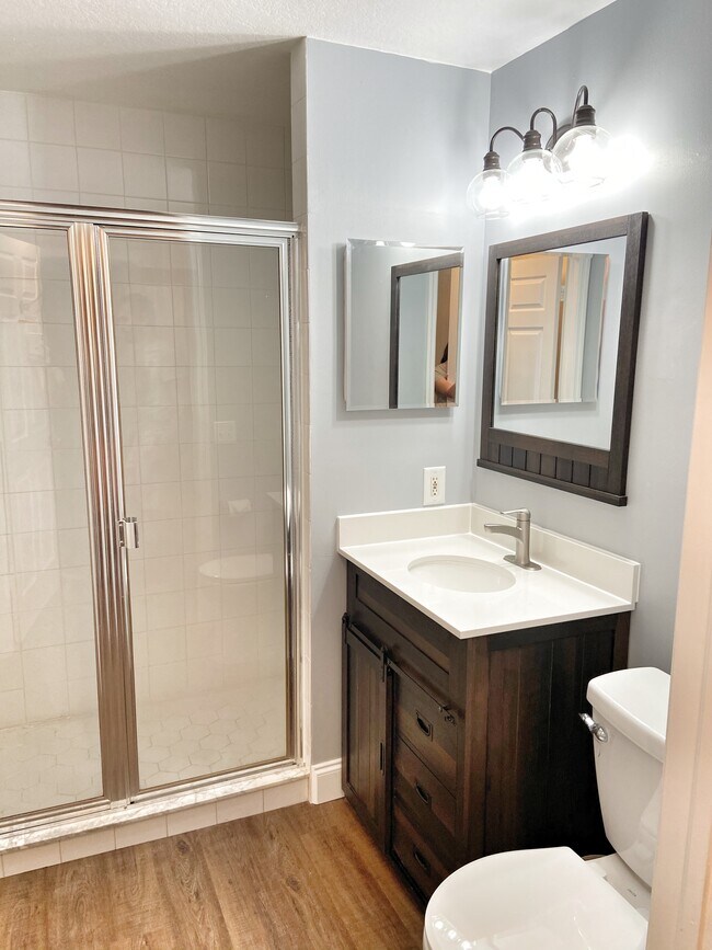 baño 2 con ducha - 1096 Woodshire Ln