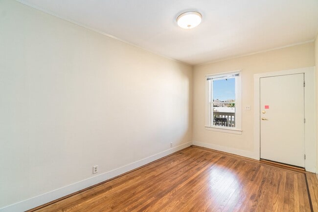 Building Photo - 2811 Encinal Ave