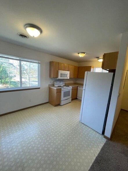 Foto del edificio - 4915 Universal Dr