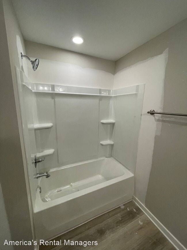Building Photo - 4 br, 2.5 bath House - 130 Kings Way