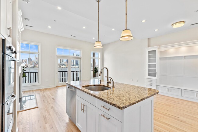 Building Photo - 16 Regency Pl