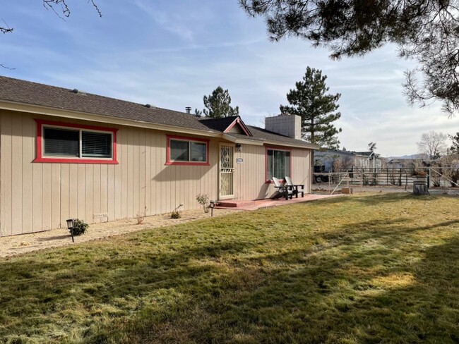 Building Photo - Spacious 3 bedroom, 2 bath home with a lar...