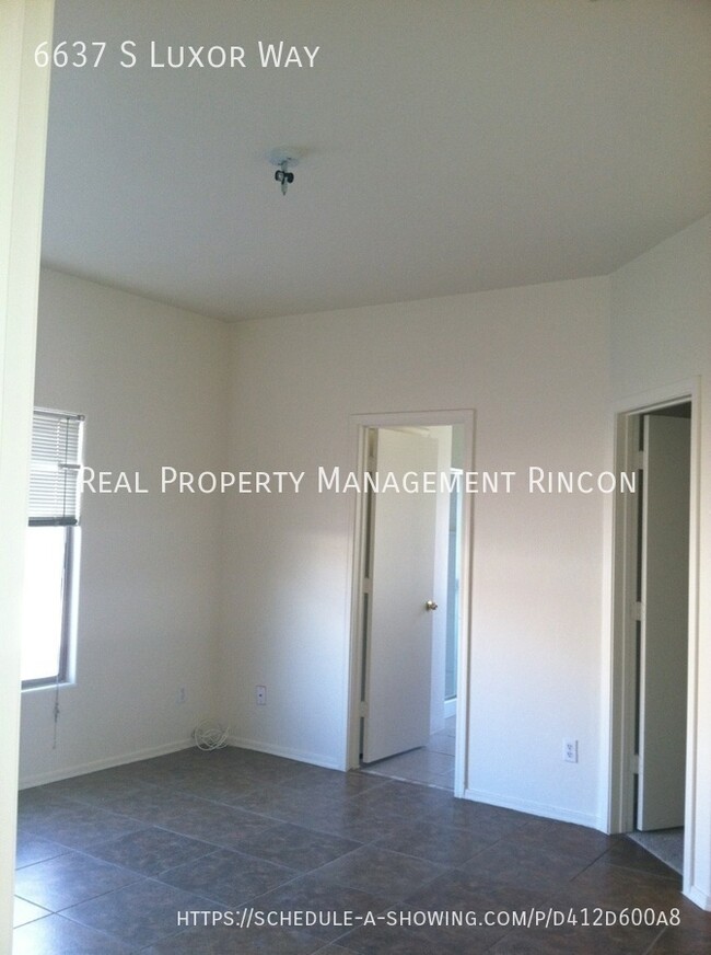 Building Photo - 6637 S Luxor Way