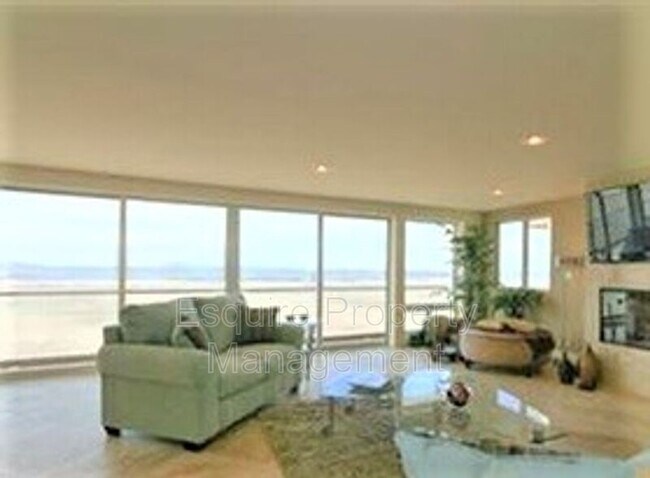 Building Photo - 3757 Ocean Dr