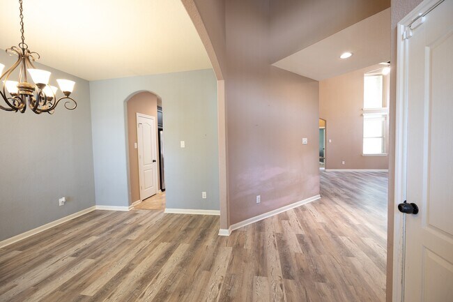 Foto del edificio - 6707 Hunters Creek Ln