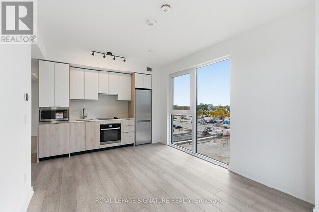 Building Photo - 1007 The Queensway