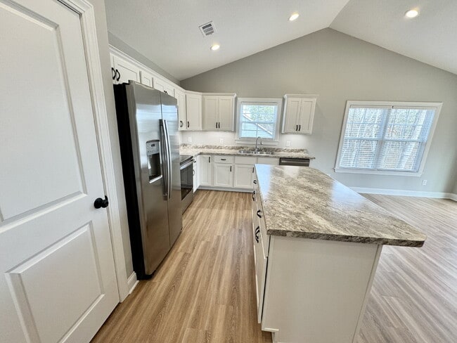 Building Photo - Charming 3-bedroom home ready to welcome its first family!