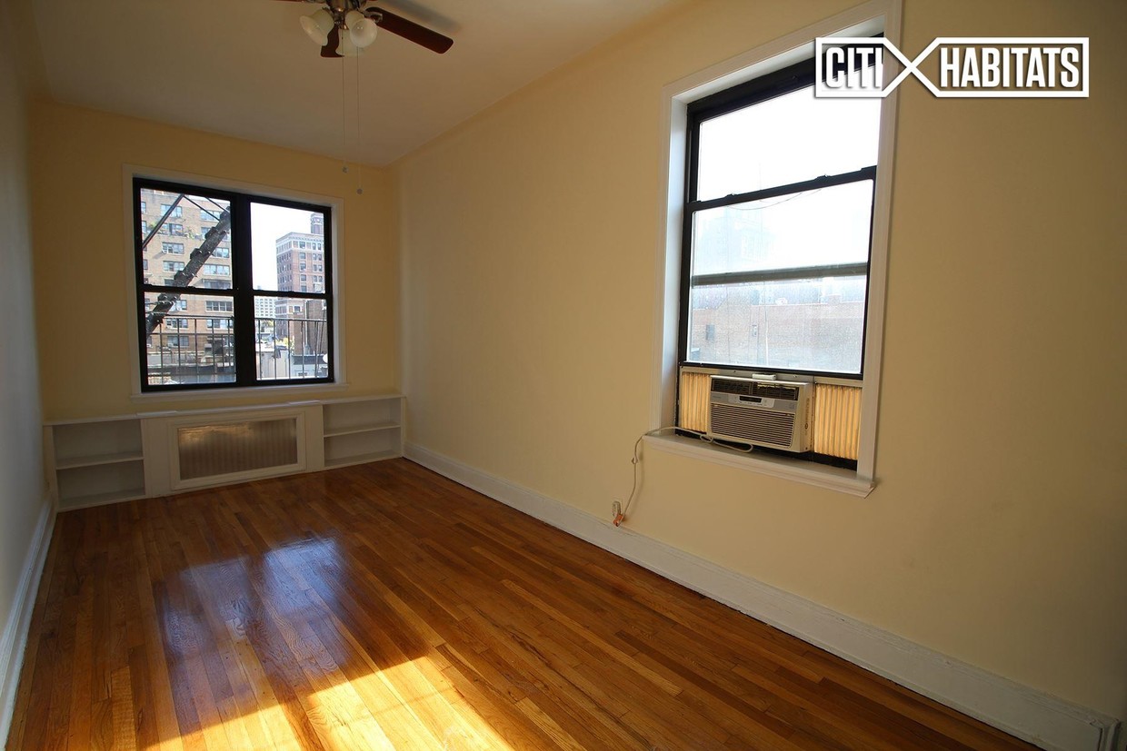 Building Photo - 167 W 71st St