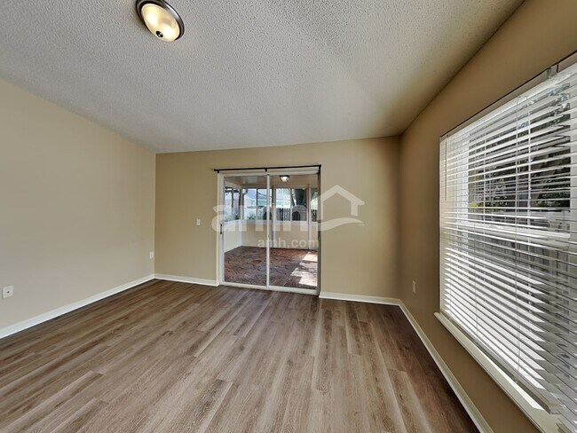 Foto del edificio - 16027 Dorchester Blvd