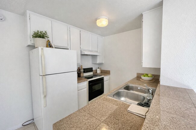 Foto del edificio - 2BD/2BTH with Central A/C, Private Patio, Walk-In Closet, Onsite Laundry, and Parking!