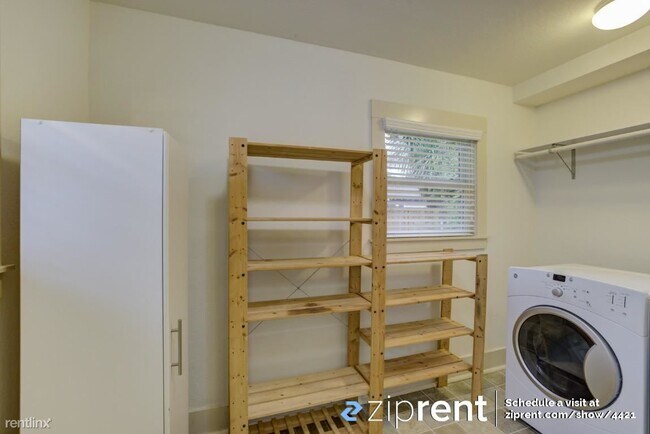 Foto del edificio - 5679 Oak Grove Ave