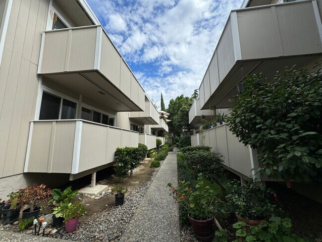 Building Photo - 3bd/2ba Condo - Pets welcome!