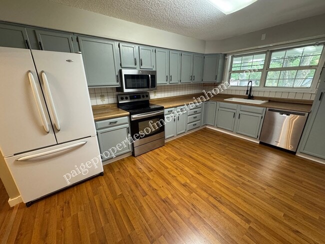 Building Photo - Charming 3 Bedroom, 2 Bath Home with Sunroom, Garage & Privacy-Fenced Yard