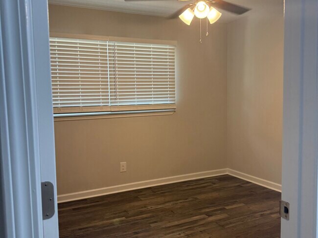 Foto del edificio - 5090 Sycamore Dr