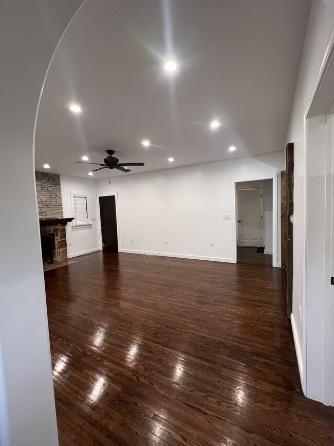 Living room from entrance - 433 N Cypress St