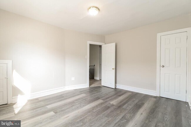 Building Photo - 7037 Elmwood Ave