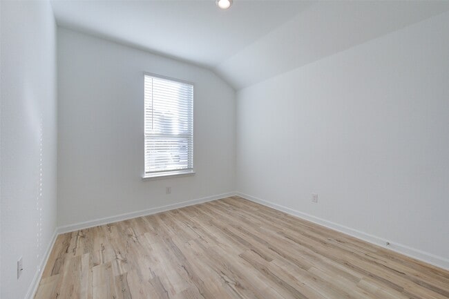 Building Photo - 3330 Meadknoll Ln