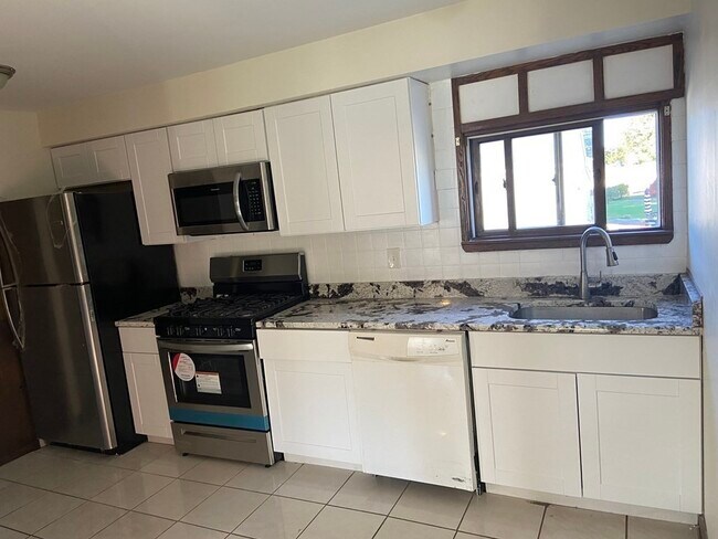 Foto del edificio - 49A Plainfield Ave