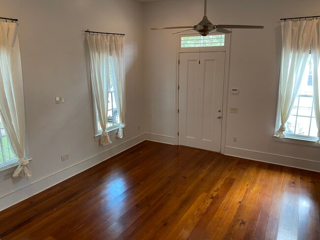 Building Photo - 547 Philip St