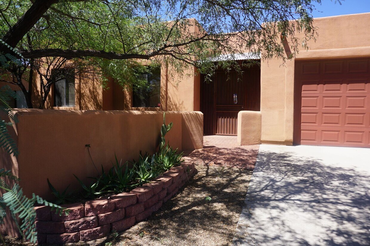 Foto principal - Unique 3Bdm 2Ba home is located in a great...