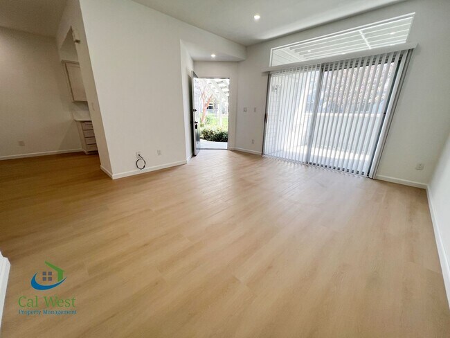 Foto del edificio - $2,995 - Updated 2 Bed/2 Bath Condo in a Gated Community of the Fairgrounds Neighborhood!