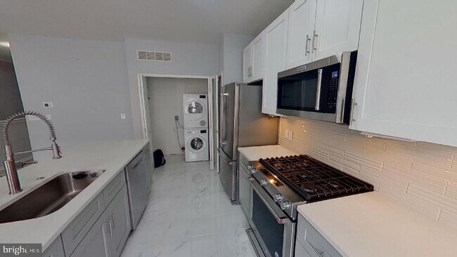 Building Photo - 1321 N 32nd St