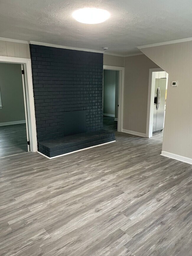 Foto del edificio - Newly Renovated 5 Bedroom Home Off Merritt Dr