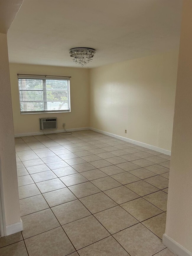 Foto del edificio - 1050 E Sample Rd