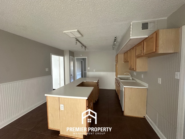 Foto del edificio - 2714 Gerald Ford Dr W