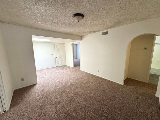 Foto del edificio - AMAZING 2BED 2 BATH TOWNHOUSE LOCATED NEAR...
