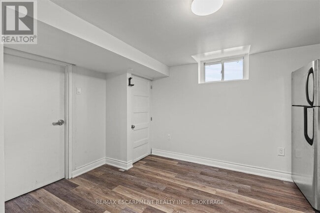 Building Photo - 14 Westmount Ave