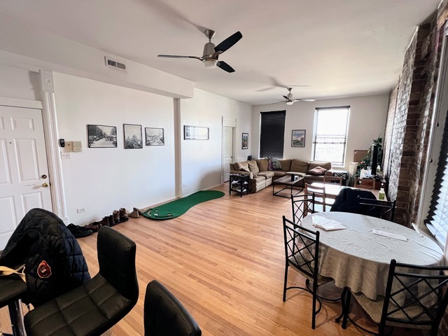 Foto del edificio - 2129 N Southport Ave
