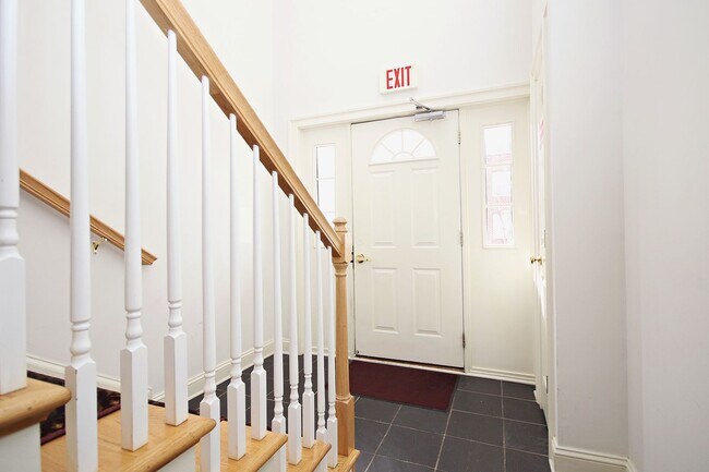 Foto del edificio - Sunlit Condo With Easy Access to Rt 29