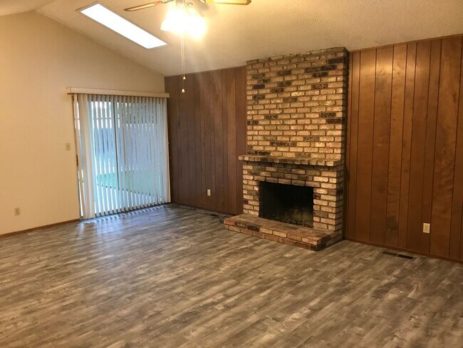 Foto del edificio - Beautiful Single Story 3 Bedroom 2 Bath Ma...