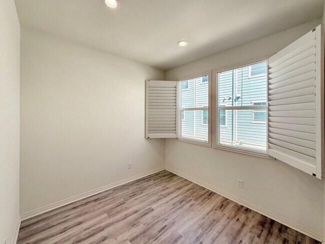 Foto del edificio - Bright & Inviting 2BR/2.5BA Townhome Near ...