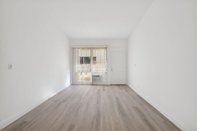 Foto del edificio - 333 Rexford Dr