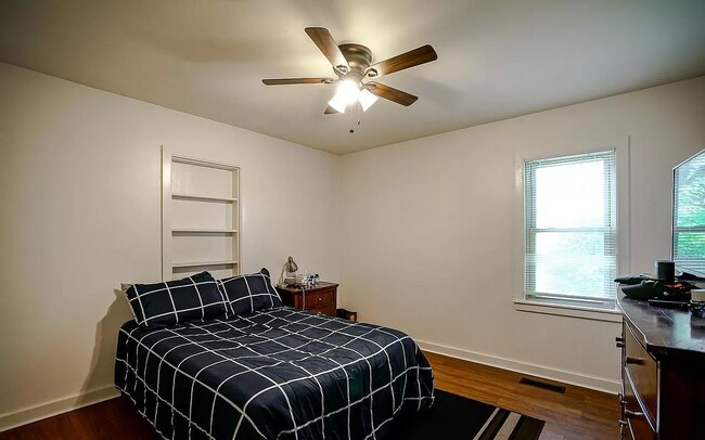 Foto del edificio - 1318 W Clarewood Ave