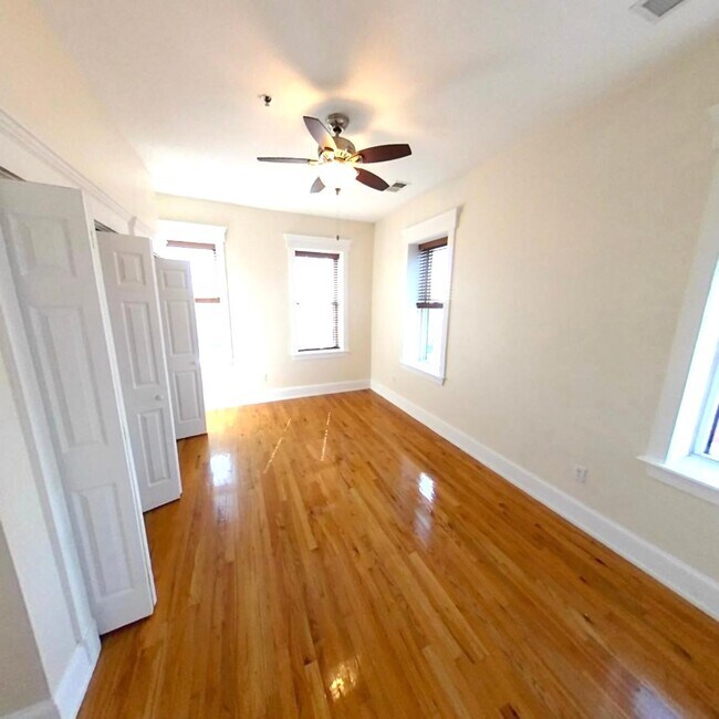 Foto del edificio - 608 Bramhall Ave