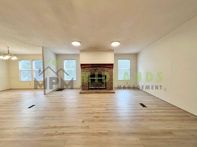 Foto del edificio - 373 McLee Rd