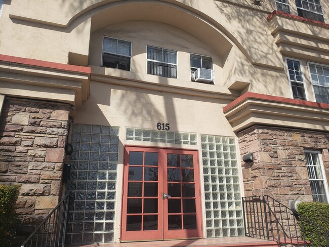Building Photo - 615 N Rossmore Ave